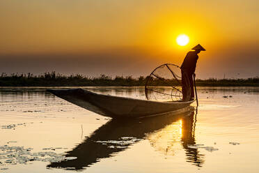 Myanmar, Shan-Staat, Silhouette eines traditionellen Intha-Fischers am Inle-See bei Sonnenuntergang - RUNF03915