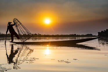 Myanmar, Shan-Staat, Silhouette eines traditionellen Intha-Fischers am Inle-See bei Sonnenuntergang - RUNF03916