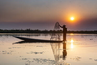 Myanmar, Shan-Staat, Silhouette eines traditionellen Intha-Fischers am Inle-See bei Sonnenuntergang - RUNF03917