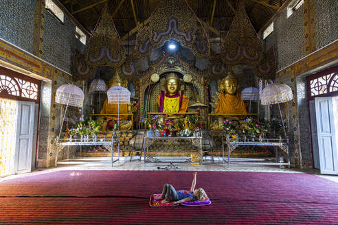 Myanmar, Shan-Staat, Inn Thein, Mädchen liegt auf dem Boden in der Shwe Inn Dein Pagode - RUNF03919