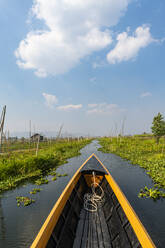 Myanmar, Shan-Staat, Kanufahrt durch schwimmende Gärten auf dem Inle-See - RUNF03920