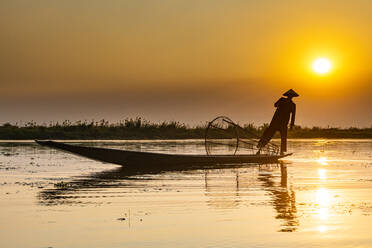 Myanmar, Shan-Staat, Silhouette eines traditionellen Intha-Fischers am Inle-See bei Sonnenuntergang - RUNF03923