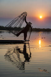 Myanmar, Shan-Staat, Silhouette eines traditionellen Intha-Fischers am Inle-See bei Sonnenuntergang - RUNF03924