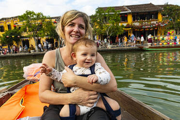 Vietnam, Hoi An, Mutter mit kleinem Sohn im Boot - RUNF03929