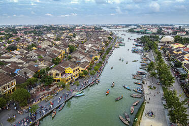 Vietnam, Hoi An, Altstadt und Fluss, Luftaufnahme - RUNF03937