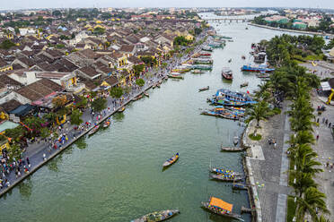 Vietnam, Hoi An, Altstadt und Fluss, Luftaufnahme - RUNF03938
