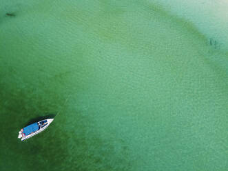 Myanmar, Mergui oder Myeik Archipel, Smart Insel, Motorboot vor Anker auf türkisfarbenem Wasser, Luftaufnahme - RUNF03958