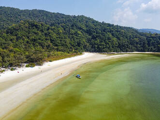 Myanmar, Mergui oder Myeik Archipel, Thel Ni Aw Insel, Küstenlinie und türkisfarbenes Meer, Luftaufnahme - RUNF03965