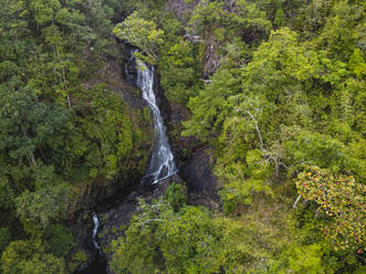 Myanmar, Mergui oder Myeik Archipel, Dome Insel, Wasserfall im tropischen Wald, Luftaufnahme - RUNF03968