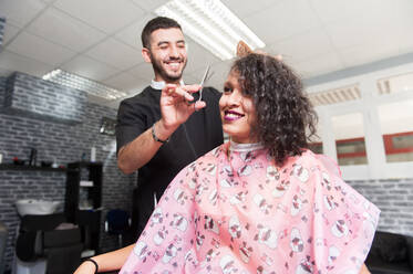 Marokkanischer Mann bei der Arbeit in seinem Friseursalon - ADSF04163