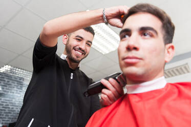 Marokkanischer Mann bei der Arbeit in seinem Friseursalon - ADSF04166