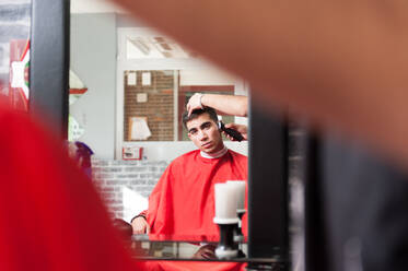 Marokkanischer Mann bei der Arbeit in seinem Friseursalon - ADSF04167