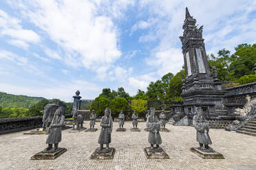 Vietnam, Hue, Statuen von Mandarin-Soldaten vor dem Khai Dinh Mausoleum - RUNF03971