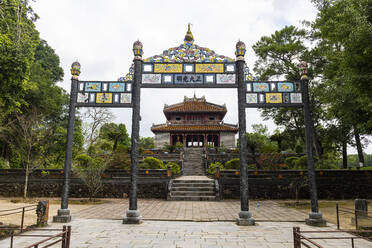 Vietnam, Hue, Minh Mang Grabmal mit Tor im Vordergrund - RUNF03972