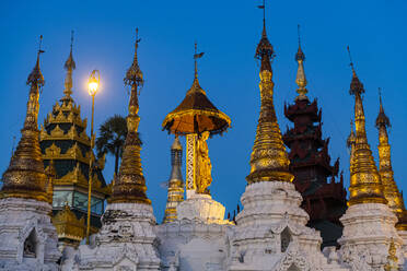 Myanmar, Yangon, Golden spires of Shwedagon pagoda at dusk - RUNF03978