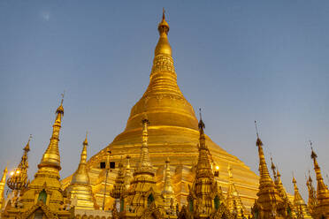 Myanmar, Yangon, Golden spires of Shwedagon pagoda - RUNF03979