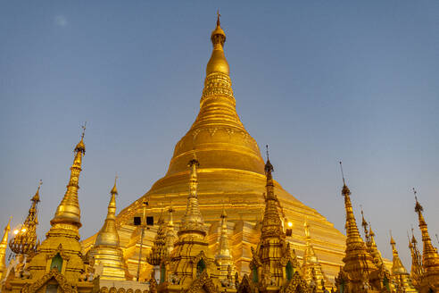 Myanmar, Yangon, Goldene Türme der Shwedagon-Pagode - RUNF03979