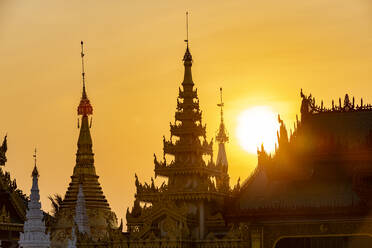 Myanmar, Yangon, Golden spires of Shwedagon pagoda at sunset - RUNF03981
