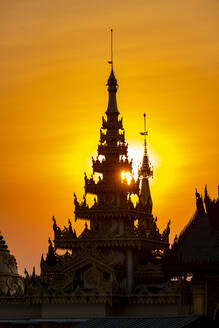Myanmar, Yangon, Goldene Türme der Shwedagon-Pagode bei Sonnenuntergang - RUNF03982