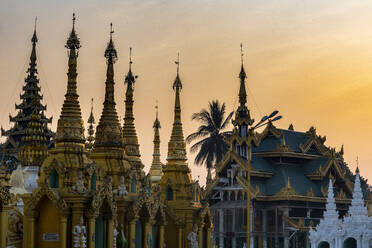 Myanmar, Yangon, Golden spires of Shwedagon pagoda at sunset - RUNF03983