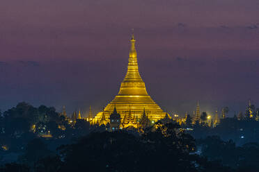 Myanmar, Yangon, Shwedagon-Pagode bei Nacht - RUNF03985