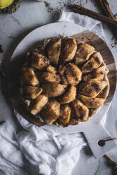 Leckerer Kuchen auf dem Marmortisch liegend - ADSF04460