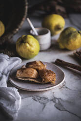 Leckerer Kuchen auf dem Marmortisch liegend - ADSF04461