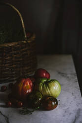 Frische Tomaten, frisch aus dem Garten gepflückt - ADSF04481