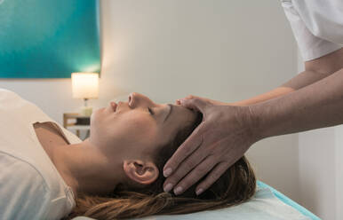 Alternative Therapie Körperbehandlung, Es ist eine Körpermassage, wo Sie Körpergewebe stimulieren - ADSF04496