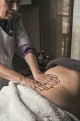 Therapeutin bei einer orientalischen Massage mit den Händen einer Frau, um Muskelkater zu vermeiden - ADSF04722