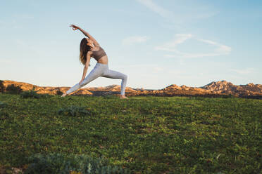 Frau macht Yoga auf dem Feld - ADSF04787