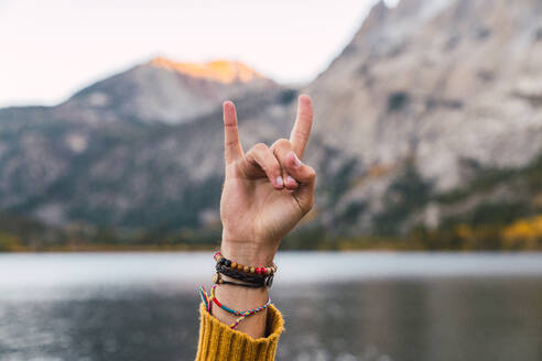 Crop Hand des Menschen mit Teufel Hörner Geste in der Nähe von Wasser von Mammoth Lakes und Berge - ADSF04815