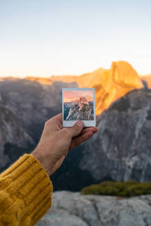 Person mit Foto in der Nähe von wunderschönen Bergen - ADSF04842