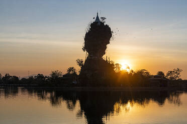 Myanmar, Staat Kayin, Hpa-an, Silhouette der Kyauk Ka Lat Pagode bei Sonnenuntergang - RUNF03992