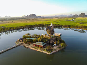 Myanmar, Staat Kayin, Hpa-an, Luftaufnahme der Kyauk Ka Lat Pagode - RUNF03993