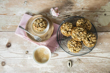 Frühstücksmuffins mit Beeren, Granola und Kurkuma, Studioaufnahme - EVGF03623