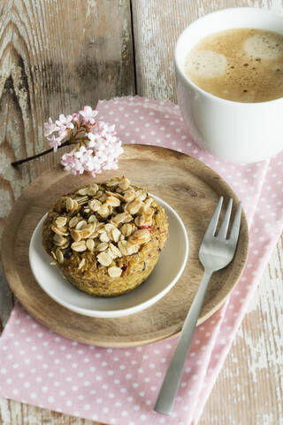 Frühstücksmuffins mit Beeren, Granola und Kurkuma, Studioaufnahme, lizenzfreies Stockfoto