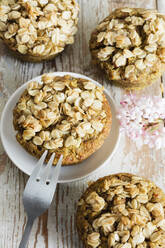 Frühstücksmuffins mit Beeren, Granola und Kurkuma, Studioaufnahme - EVGF03627