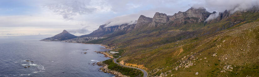 Panoramablick aus der Luft auf die Küstenlinie im Oude Kraal Nature Reserve, Kapstadt, Südafrika - AAEF09151