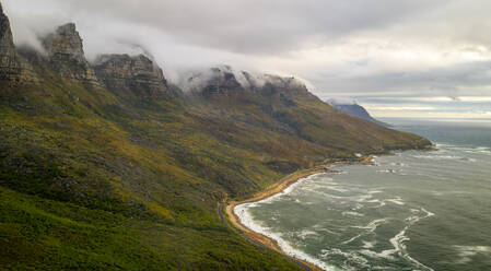 Panoramablick aus der Luft auf die Küstenlinie an einem bewölkten Tag in Bakoven, Kapstadt, Südafrika - AAEF09152