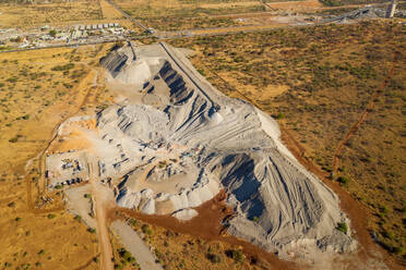 Luftaufnahme einer Platinmine an einem sonnigen Tag in Rustenburg, Südafrika - AAEF09153