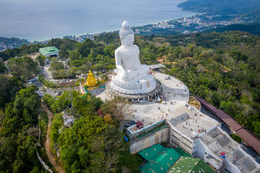 Luftaufnahme des Großen Buddhas auf einem Berg in Karon, Bezirk Mueang Phuket, Phuket, Thailand - AAEF09157