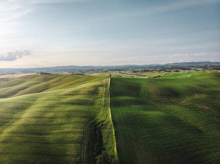 Luftaufnahme der berühmten Crete Senesi, ein Gebiet in der Nähe von Siena mit diesen unglaublichen Hügeln, Siena, Toskana, Italien - AAEF09162