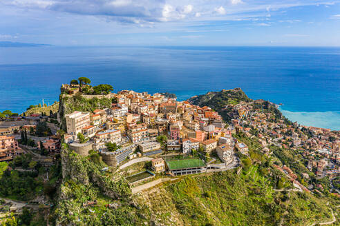 Luftaufnahme von Castelmola bei Taormina auf Sizilien in Italien - AAEF09175