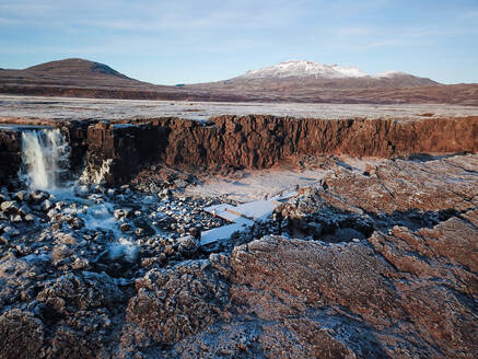 Luftaufnahme des Öxarárfoss-Wasserfalls und der Basaltfelsen im Þingvellir-Nationalpark, Island. - AAEF09187