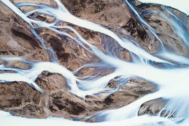 Luftaufnahme, von oben, des Gletscherflusses Jokulvisl im Gebiet Kerlingarfjöll im Hochland von Island - AAEF09192