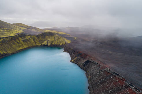Luftaufnahme des Kratersees Blahylur, auch bekannt als Hnausapollur, mit Regenschauern, Fjallabak, Hochland von Island - AAEF09211