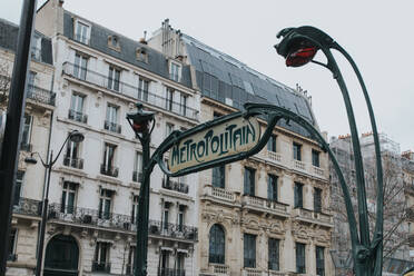 Metropolitan Zeichen Orte auf einer Straße der Stadt Paris in Frankreich. - ADSF05096