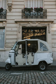 Seitenansicht eines kleinen grauen Touristenautos, das auf einer Straße in Paris, Frankreich, geparkt ist. - ADSF05098