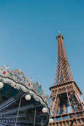 Von unten bunte Karussell und Eiffelturm in klarem Himmel in Paris, Frankreich. - ADSF05103